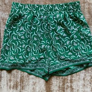 Max studio green print dressy shorts with pockets. Perfect condition, small.